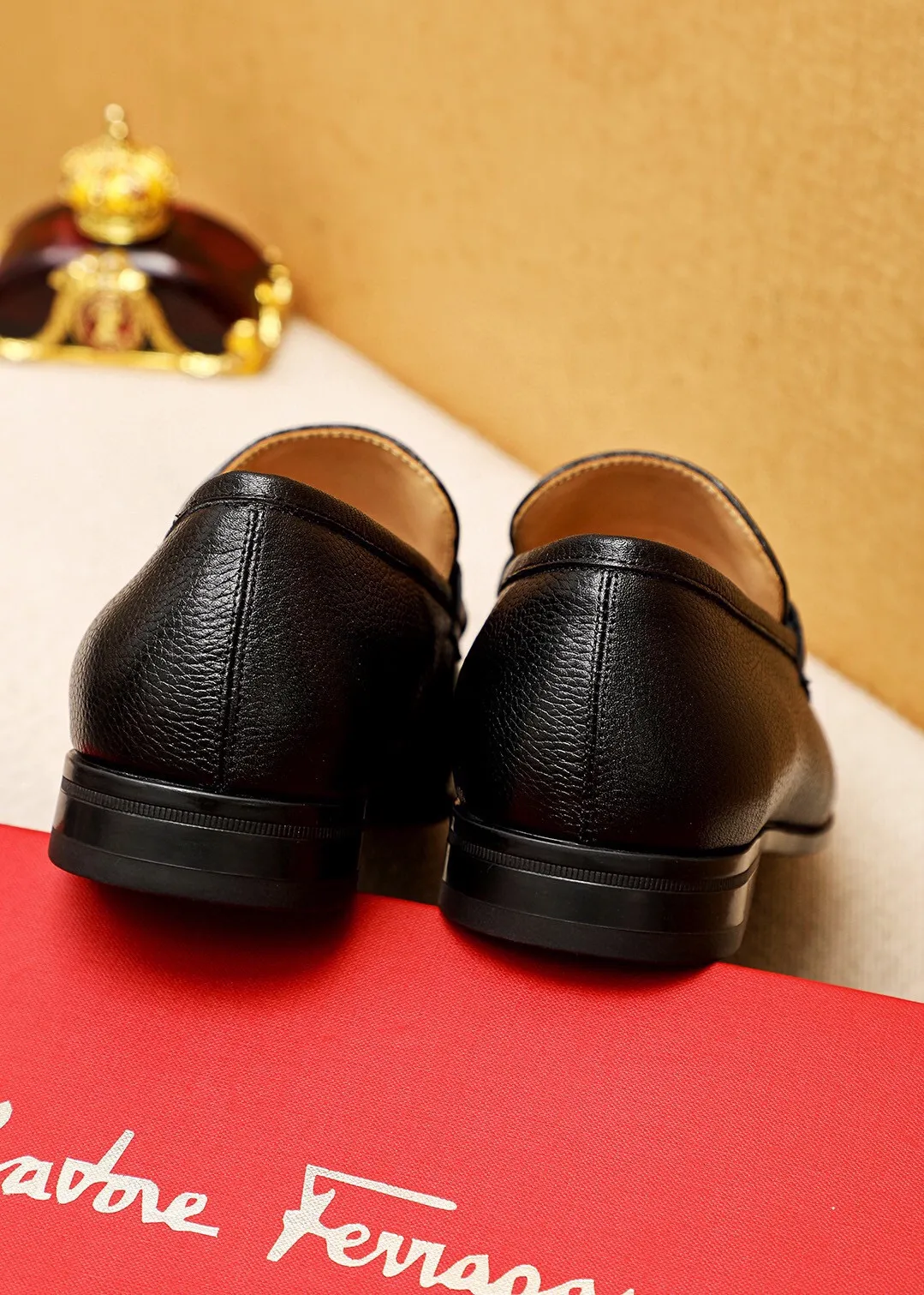 Men's shoes 💰480 💐 Product trademark: Ferragamo "Ferragamo" casual leather shoes Regular size: 38-44 (45🉑️customized) Product materials: Selected imported first-layer pebbled cowhide leather upper + luxury hardware buckle, imported water-dyed cow leather lining. Strong three-dimensional visual effect, original rubber outsole Color: 3⃣️seed leather materials available
